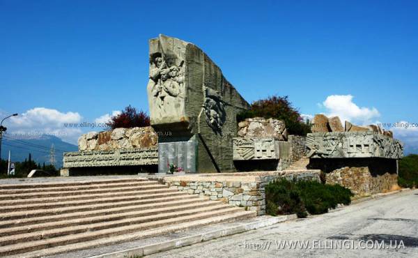 Отдых в Алуште на море в Крыму эллинги Дельфин Памятник воинам